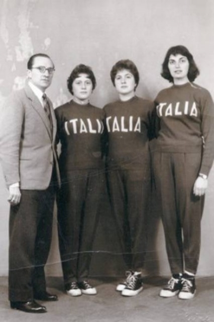 Anna Maria Franchini (la prima destra) in nazionale nel 1954